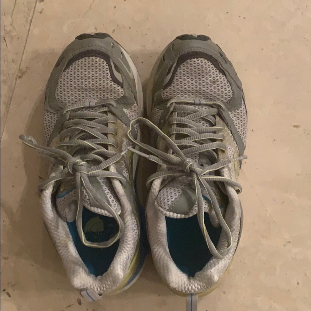 Sneakers/tennis shoes